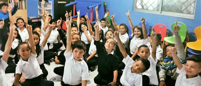 Educational Tour "Ideas on wheels" visit the Quebrada del Fierro School